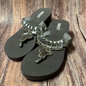 Barely Worn Preowned Mix It Women’s Gray 2” Heel Sandals Size 6.5 Item #PHK3749